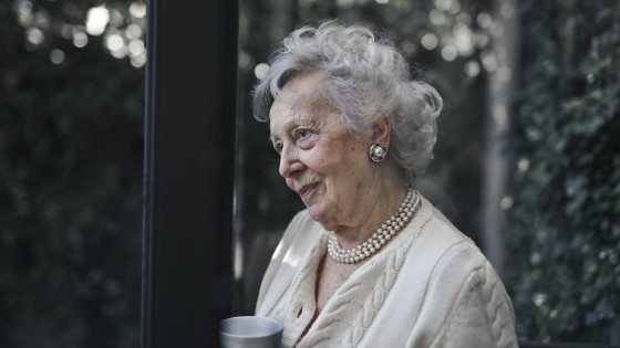 Alzheimers sjukdom – symtom, sjukdomsförlopp och personcentrerat bemötande