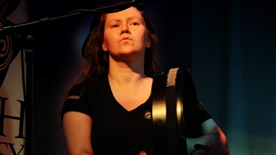 Case: Kuinka Olivia eteni epävarmuudesta omien metallibiisien nauhoituksiin