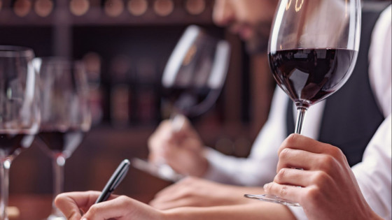 ¿Cómo se agarra la copa de vino?
