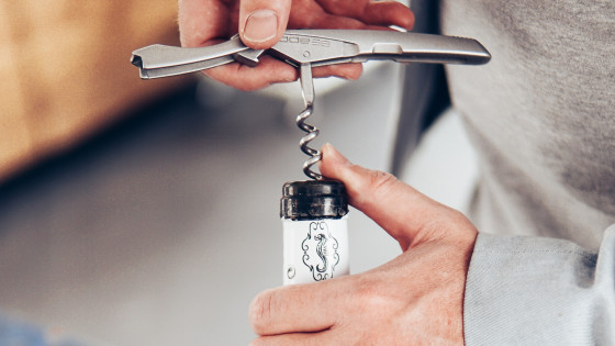 ¿Cómo abrir una botella de vino con sacacorchos? | Ecnology