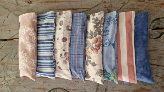 Att slappna av med ögon- och tyngdkuddar