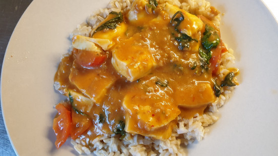 Halloumigryta med jordnötssås