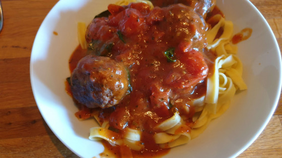 Köttbullar i tomatsås med färsk pasta
